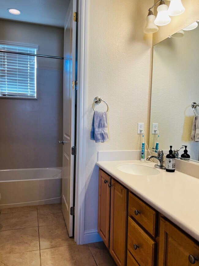 Building Photo - Somerset Stunner with All the Amenities - Including Golf!!