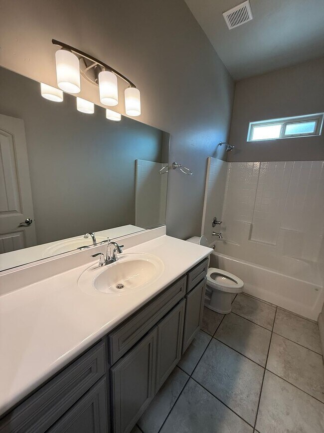 Building Photo - 4 Bedroom in Villa Chaparral!