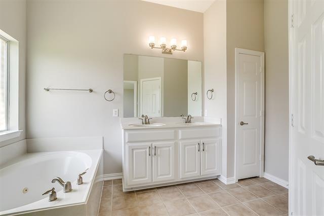 Building Photo - 2692 Lake Ridge Dr