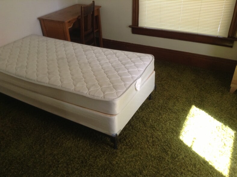 Bed 2 - 904 Vine St