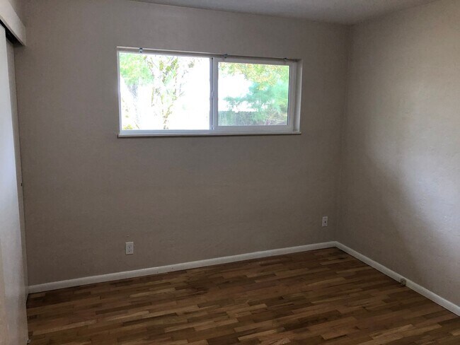 Building Photo - Updated 3 bedroom 1 1/2 bath home in a gre...