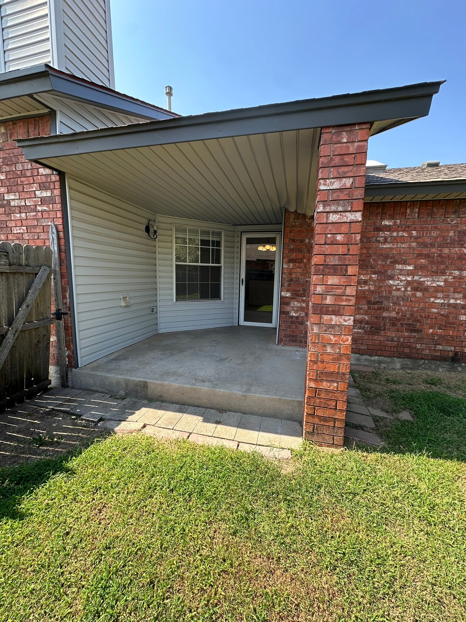 Building Photo - 2605 Briarcliff Dr