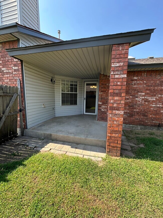 Building Photo - 2605 Briarcliff Dr