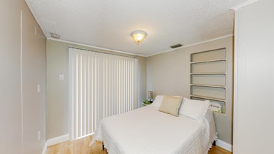 Building Photo - 3910 E Fern St