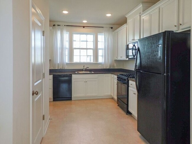 Building Photo - Pet Friendly 3 Story Inner Townhouse with ...