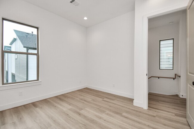 Building Photo - 2313 Eagle St