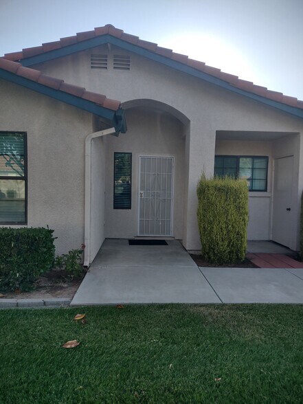 Building Photo - 1061 Mountain View Dr