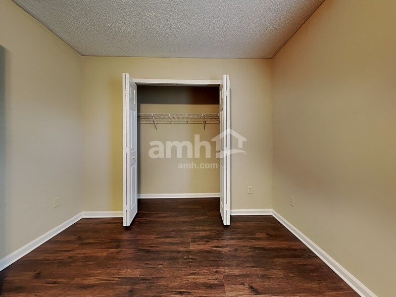 Building Photo - 1852 Willesdon Dr E