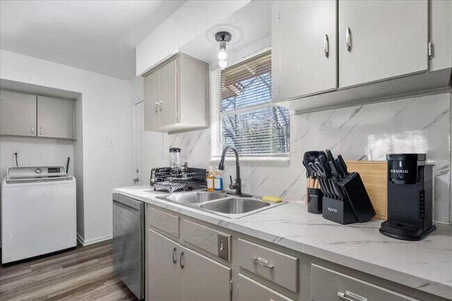 Building Photo - 3007 Burning Oak Dr