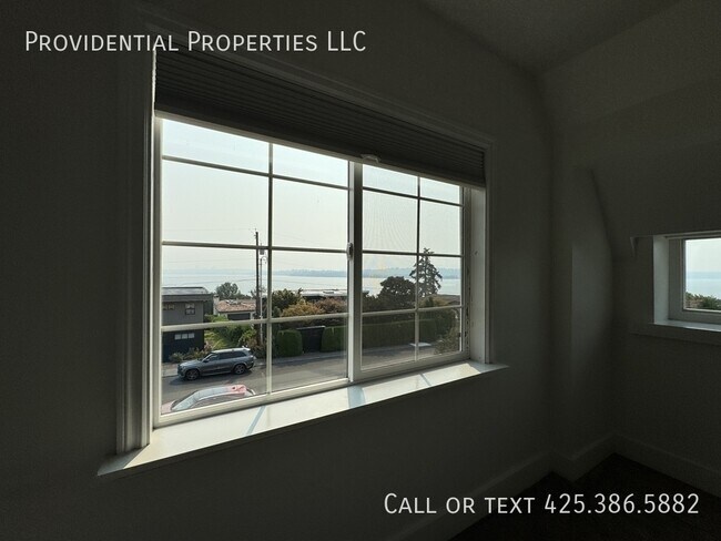 Building Photo - 424 8th Ave W