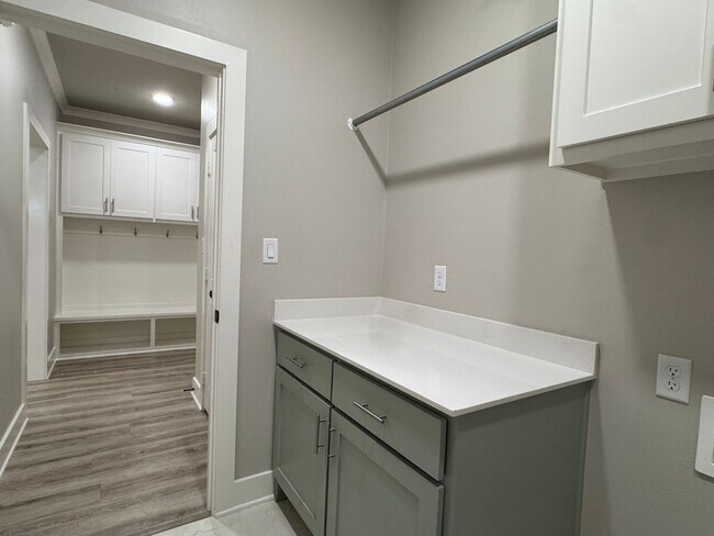 Building Photo - 7110 Alexander Dr