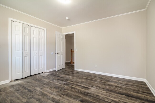Building Photo - 107 Meadowbrook Dr