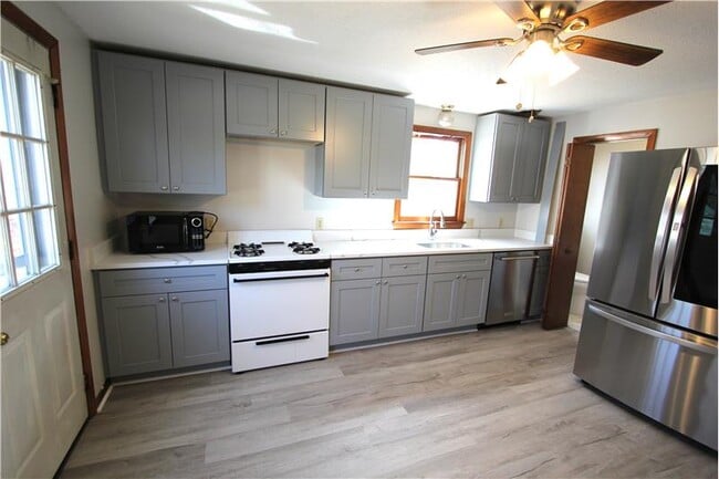 Building Photo - 21 Moore Ave