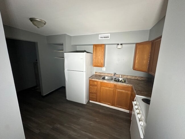 Building Photo - Section 8 Vouchers accepted for 1 Bedroom ...