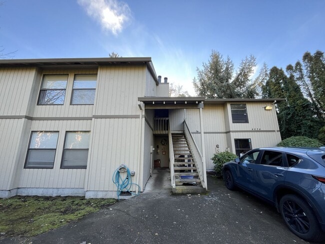 Building Photo - Spacious 2BD/1.5BA Ground-Floor Apartment with Spacious Bedrooms & Modern Kitchen Layout