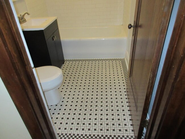 Building Photo - 2615 Taylor Ave