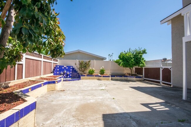 Building Photo - 3BR Townhome with Spacious Fenced Yard!