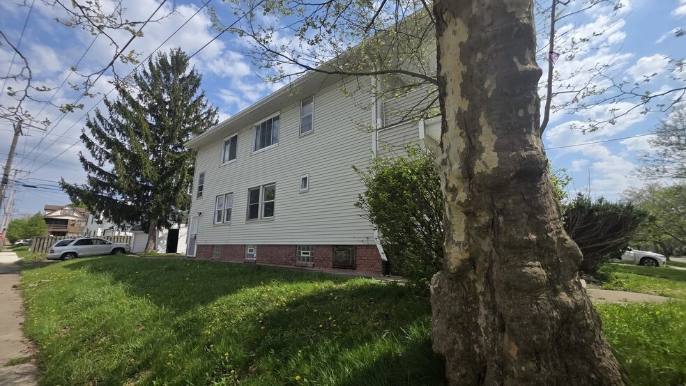 Building Photo - 3621 E 154th St