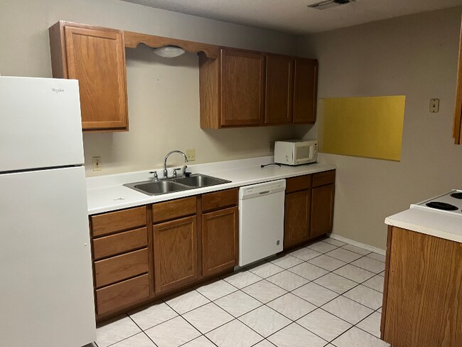 Building Photo - 821 Nancy Ln