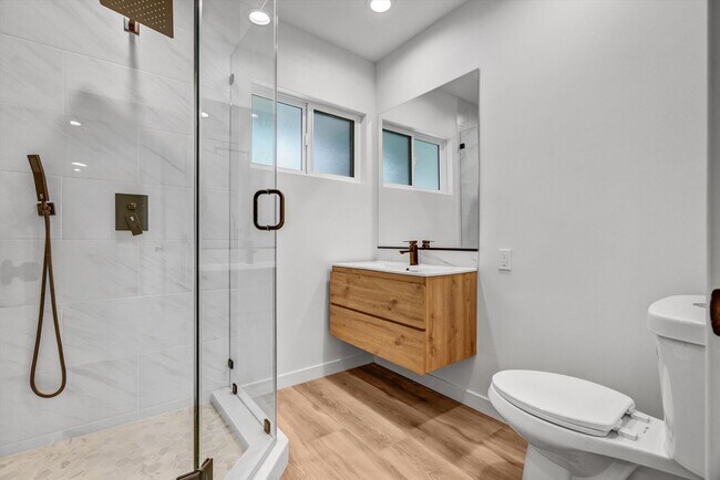 Building Photo - BEAUTIFULLY REMODELED, 5BD/4BA ENTERTAINER...