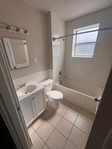 Building Photo - 1434 Woodland Dr