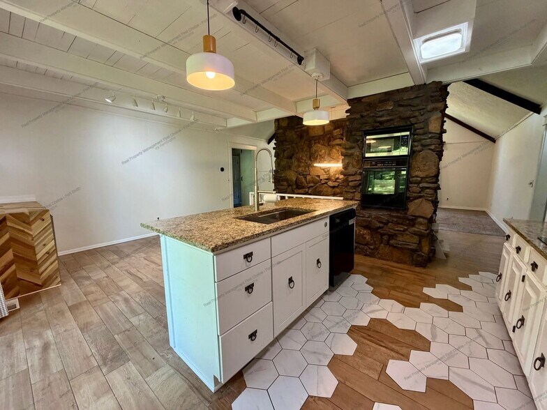 Building Photo - 602 Azure Hills Dr