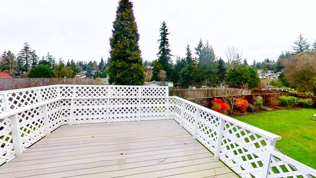Building Photo - Beautiful Home with 4 Bedrooms and 2 Bathrooms Available in September!