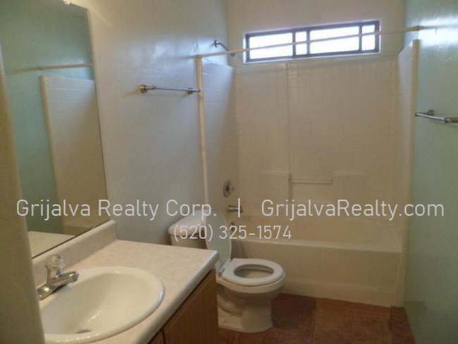 Building Photo - Lovely 2 BR, 2 BA House on the Westside (G...