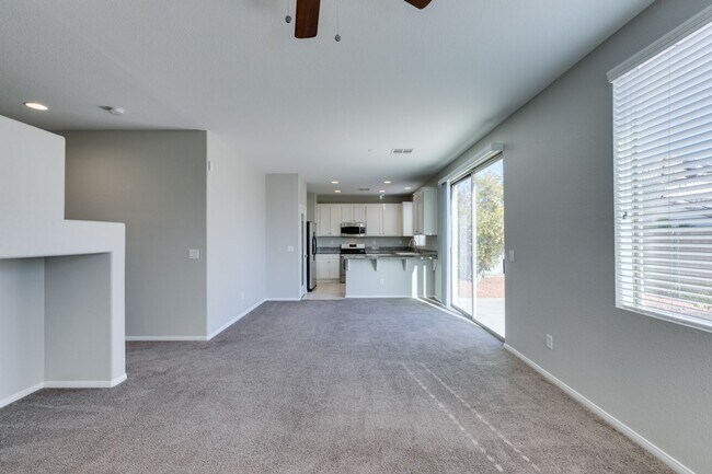 Building Photo - 3 bedroom + Den! Ready for immediate move ...
