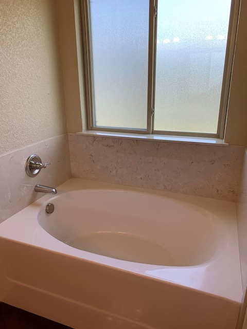 Master Bathtub - 6108 Boxelder Trail