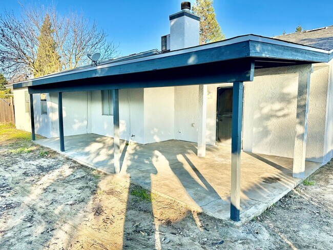 Building Photo - Spacious Selma 4/2 with Large Lot