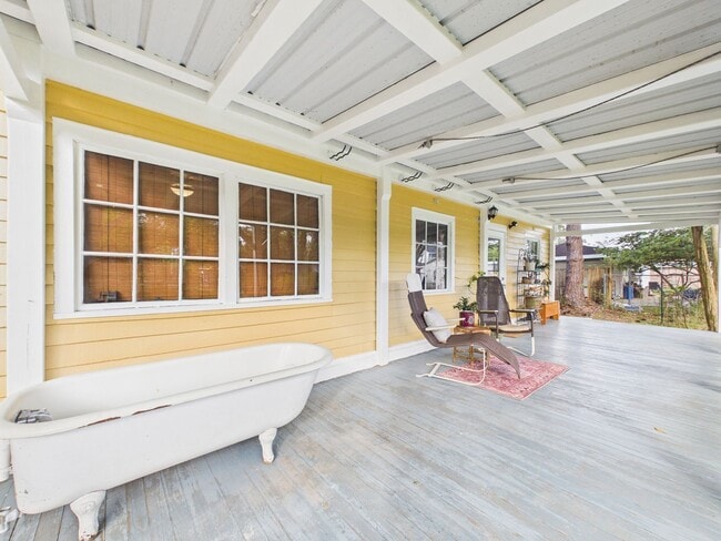 Building Photo - COMING SOON! Charming Cottage in the Center of Town