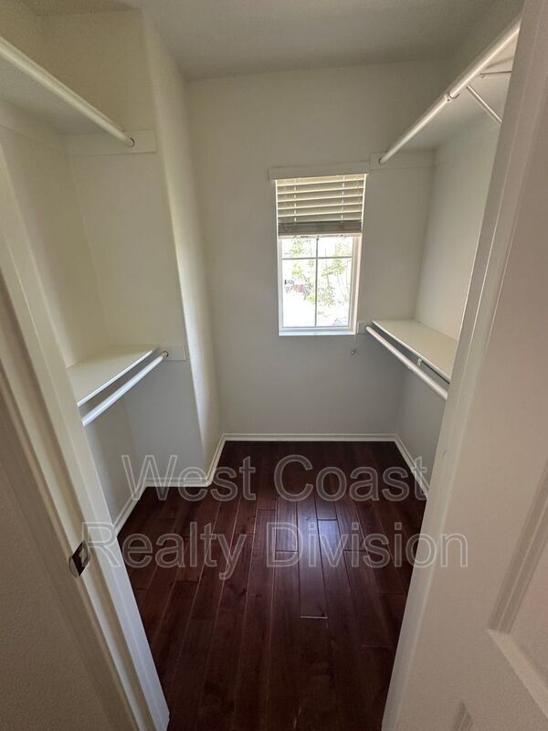 Building Photo - 820 Silver Dr