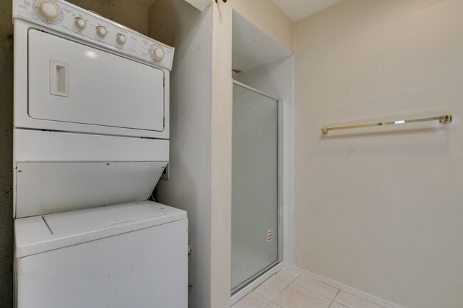 Building Photo - 2nd Floor Condo Near UNLV