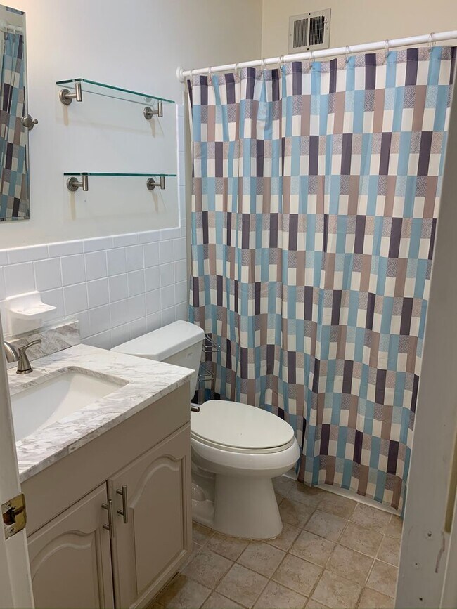 Building Photo - End Townhome In Oak Manor Community