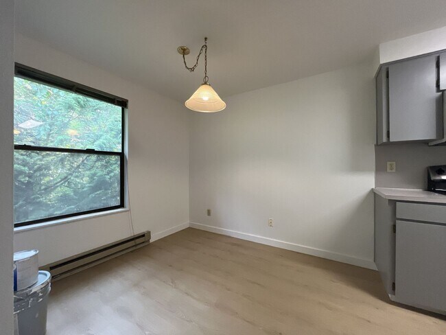 Building Photo - Beautiful Upper-Level Condo in the Heart of Multnomah Village with Private Covered Balcony and In...