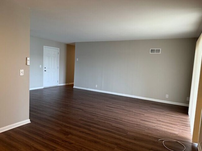 Building Photo - 2 Bedroom Unit was recently renovated. Liv...