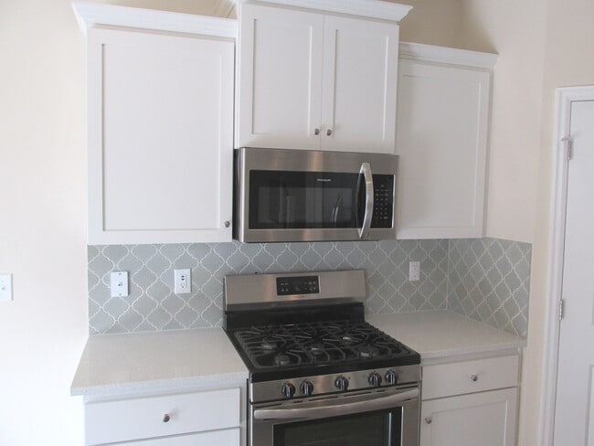 Building Photo - Like New, 4 Br 2.5 bth + Bonus Room 21 x 1...