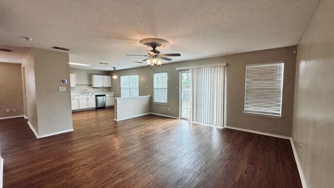 Building Photo - 5 Bedroom Home in Dover Subdivision!