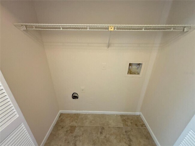 Building Photo - 5169 Vineland Rd