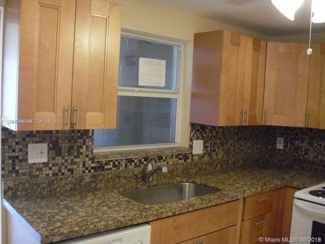 Building Photo - 121 Golden Isles Dr