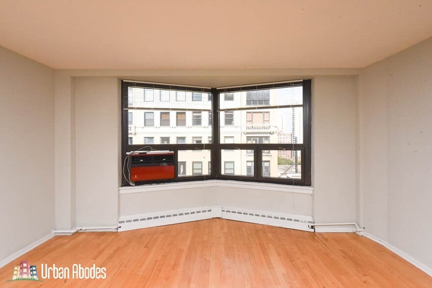 Building Photo - 429 W Wellington Ave