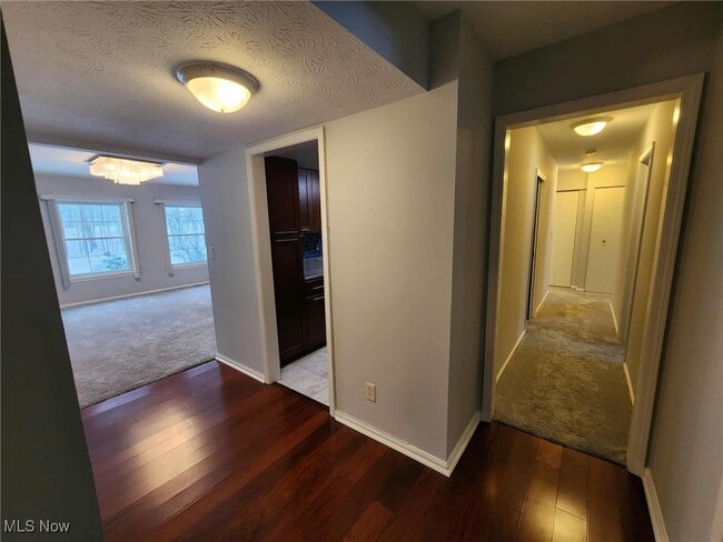 Building Photo - 6960 Carriage Hill Dr