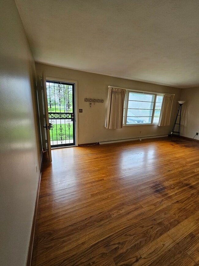 Building Photo - South Shores! 3 Bed, 1.5 bath