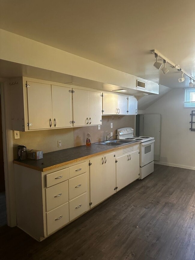 Building Photo - Two Bedroom Apartment Steps from Camus