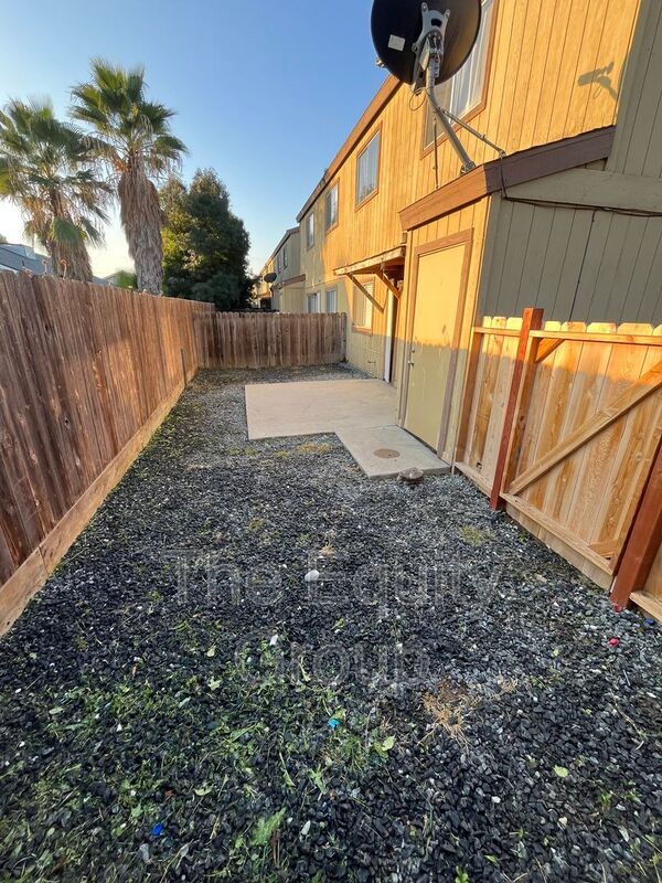 Building Photo - 3930 W Meadow Ave