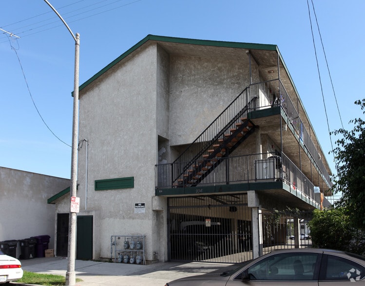 Building Photo - 936 N Washington Pl