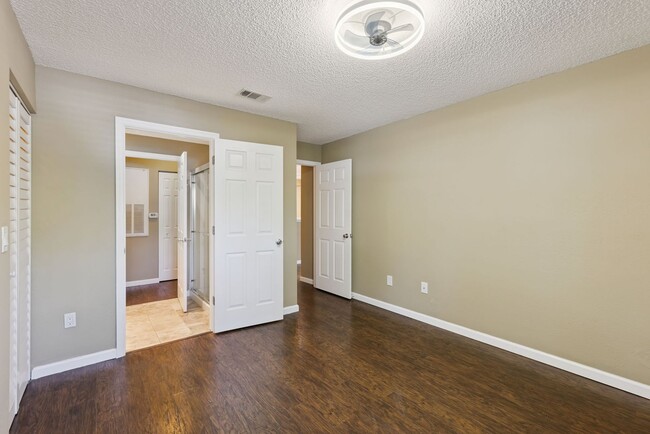 Building Photo - 2532 Grassy Point Dr