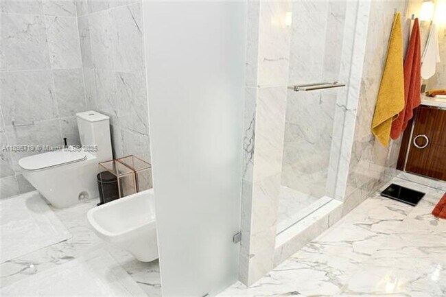 Building Photo - 15701 Collins Ave