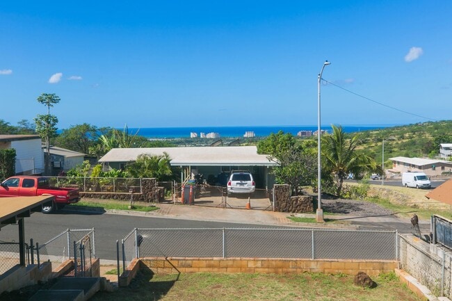 Building Photo - Amazing views, spacious floorplan, bonus f...
